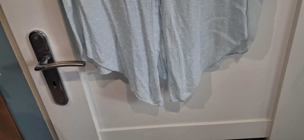 Piękna błękitna koszula bez rękawów