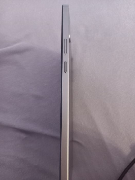 Tablet Lenovo tab m9 z etui i iphone 16pro podróbka z etui w gratsie