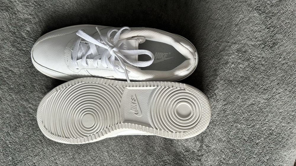 Кросівки Nike унісекс білі шкіряні розмір 40.5 (26 см)