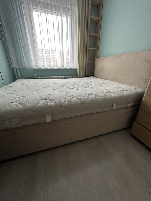 Łóżko z materacem