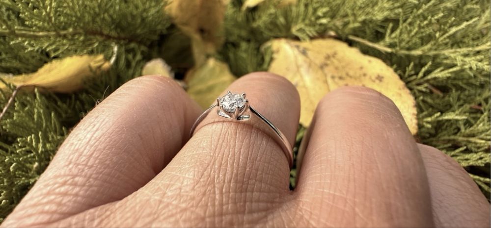 Золота каблучка з природним діамантом,0,17 ct,17,5 розмір,4/5,3,7мм.