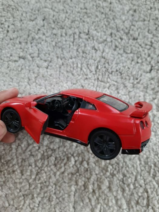 Продаю игрушечну машину ниссан гтр р35