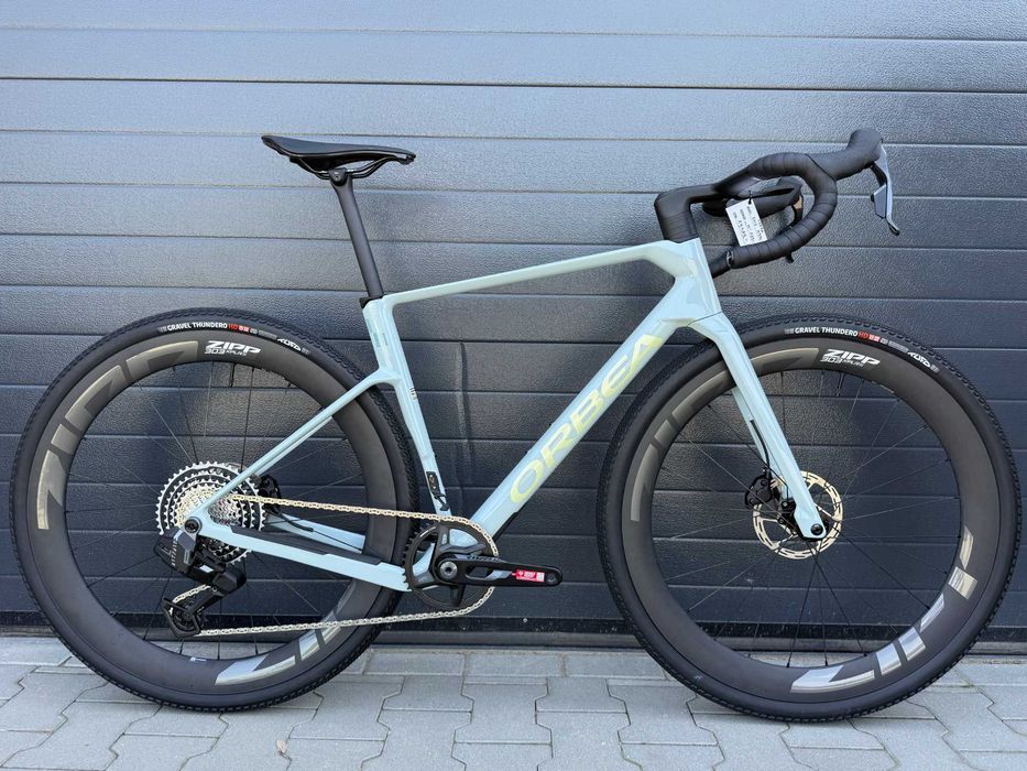 Rower gravelowy Orbea Terra M31e Koła ZIPP 303 XPLR Frozen Concrete