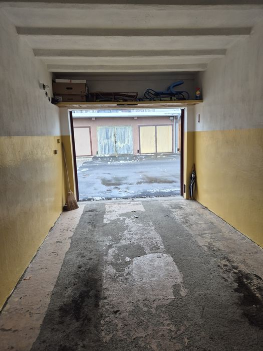 Rezerwacja: Garaż, os. 2 Pułku Lotniczego