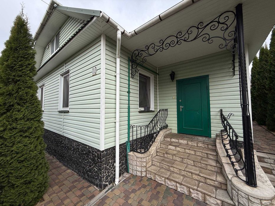 Продам затишний 1 поверховий будинок з гаражем, в центі міста.