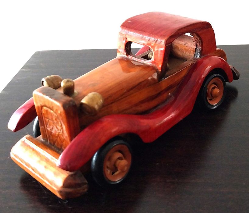 miniatura automóvel em madeira, evocativo do Citröen Arrastadeira