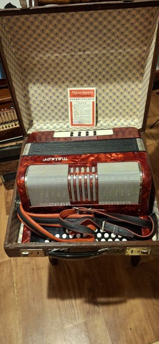Akordeon 8 basowy guzikowy