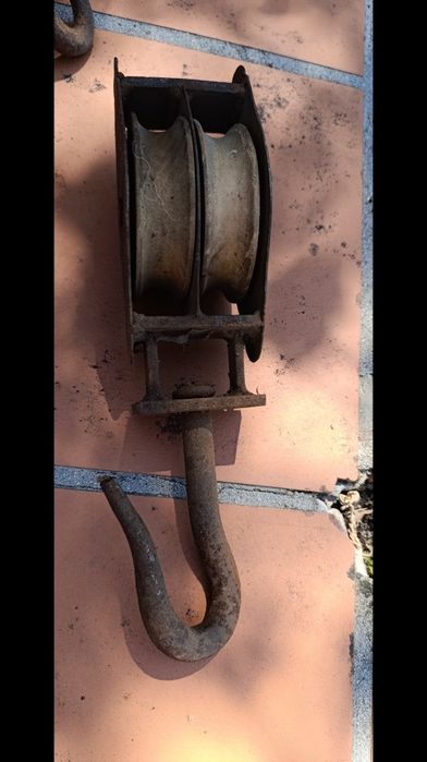 Roldanas antigas em ferro e madeira