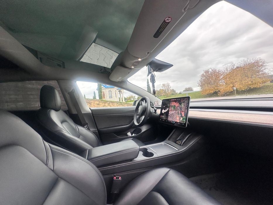 Tesla mоdel 3  2020 рік