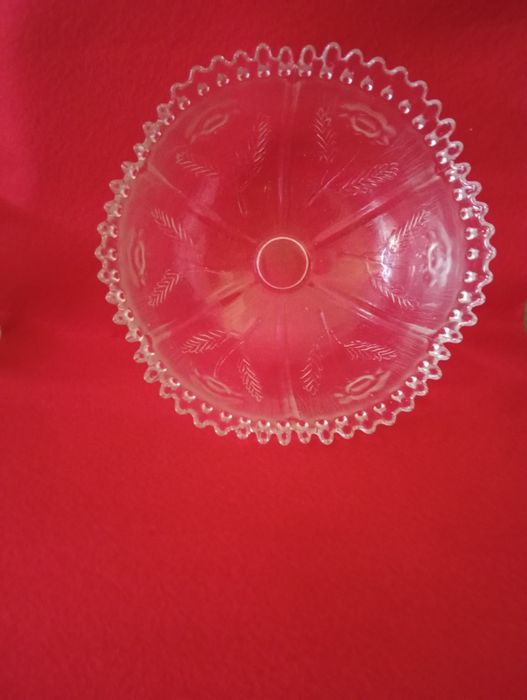 Saladeira em vidro trabalhado. Preço: 22,00€