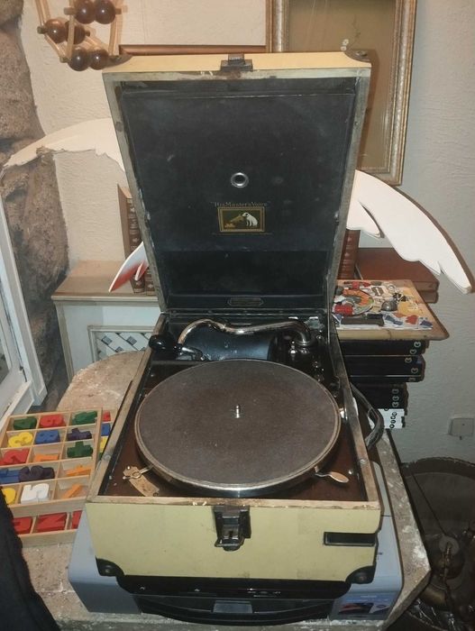 Gramofone antigo em Madeira his masters voice