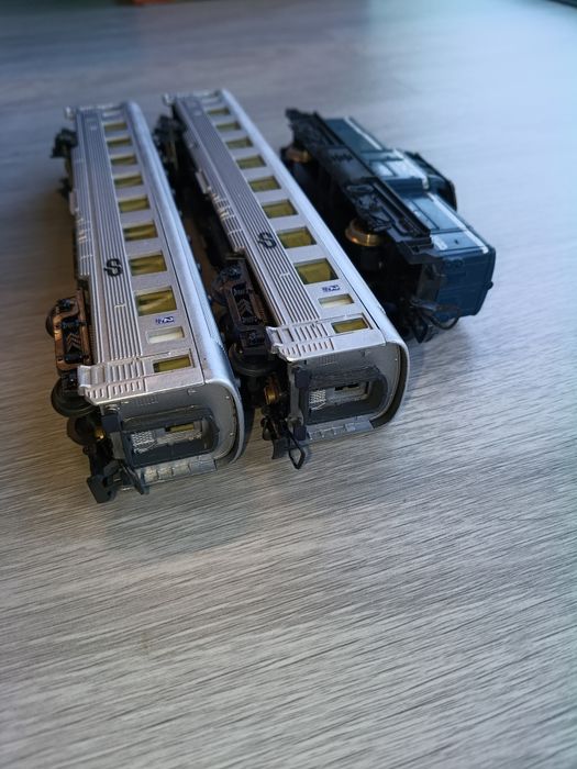 Locomotiva V100 + carruagens inox H0