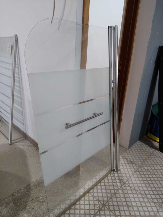 Resguardo de banheira em vidro e inox