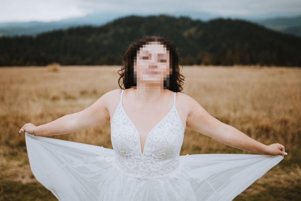 Smietankowa suknia ślubna