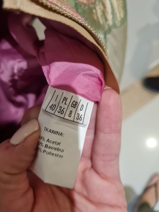 Bluzka satynowa z haftem.