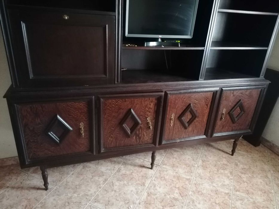 Estante/móvel de sala em madeira panga-panga