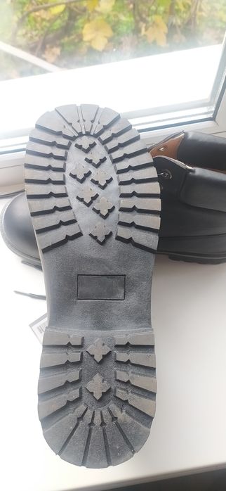 Продам новые ботинки