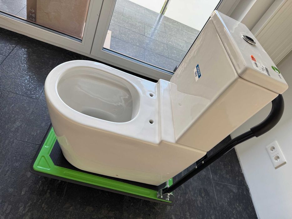 SPRZEDAM toaletę wolnostojącą firmy ROCCA