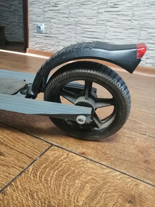 Електросамокат у відмінному станіі