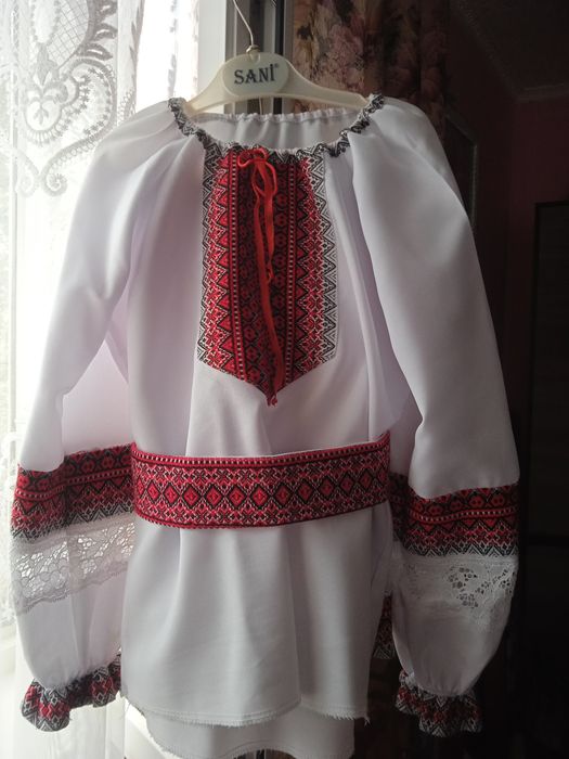 Вишитий костюм для дівчинки