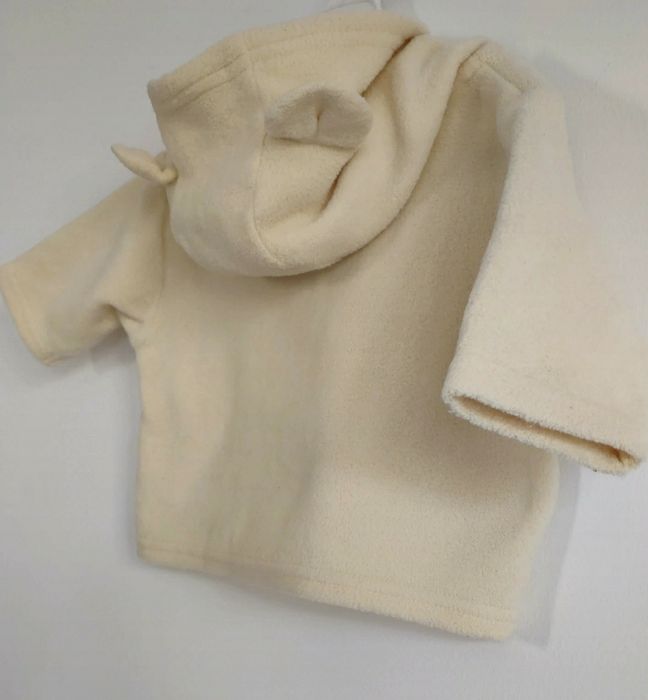 Żółta wyprawka: kaftanik, czapeczka i śliniak,