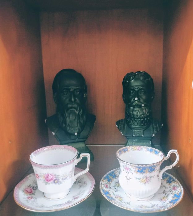 Chávenas de chá Inglesas e Bustos decorativos