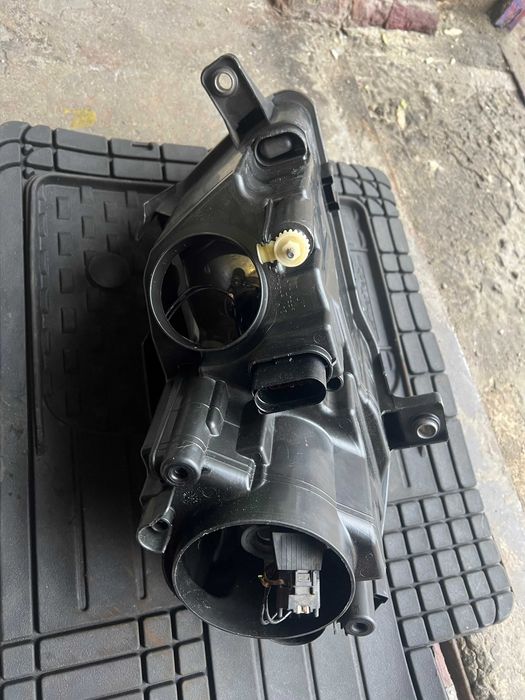 Фара левая передняя VW Passat В6  Hella / 1EL 247 014-05