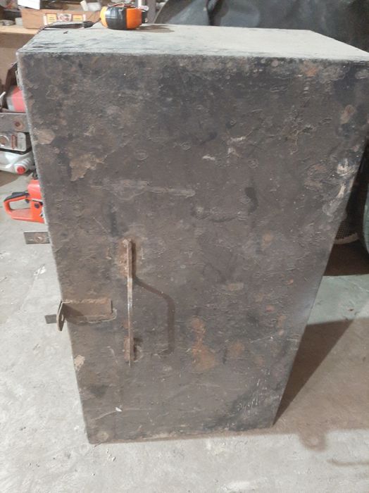 Металева шафа з сейфом