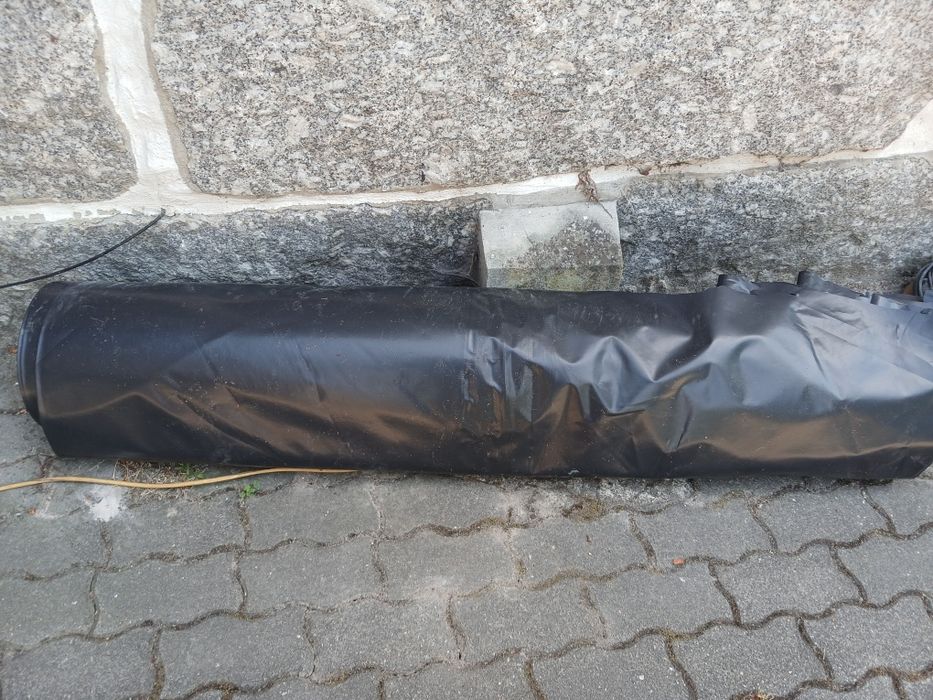 Rolo de plástico preto novo tem 70 quilos