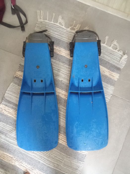 Barbatanas de mergulho com garrafas