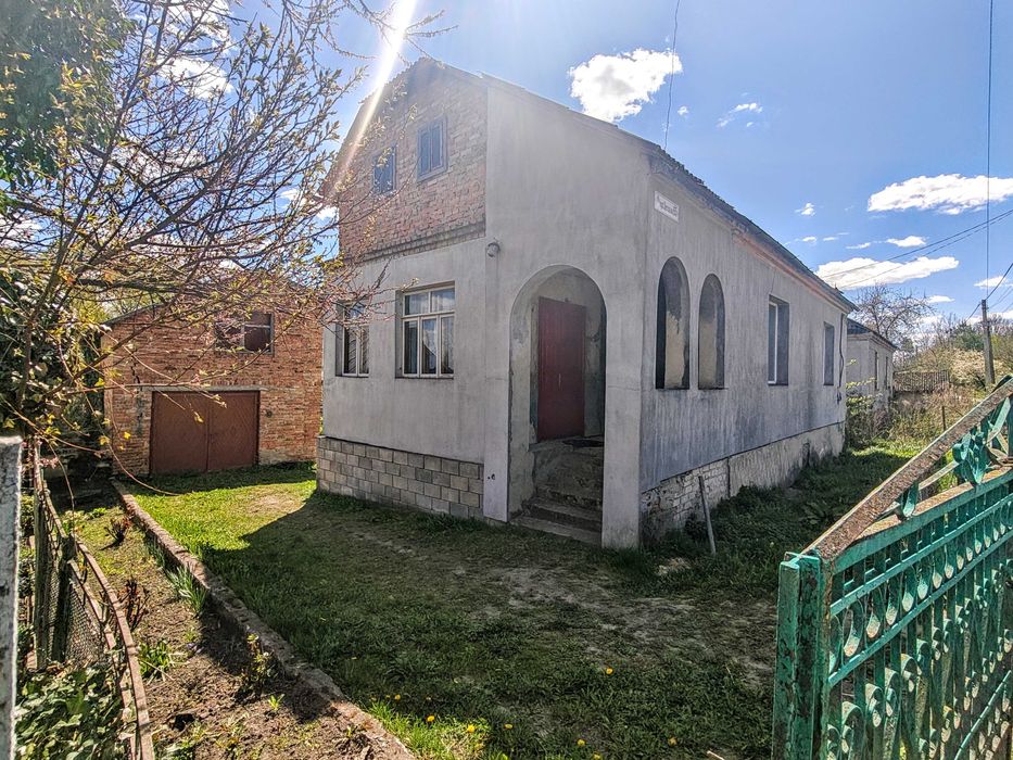 Утеплений цегляний будинок з комунікаціями в мальовничому місці.