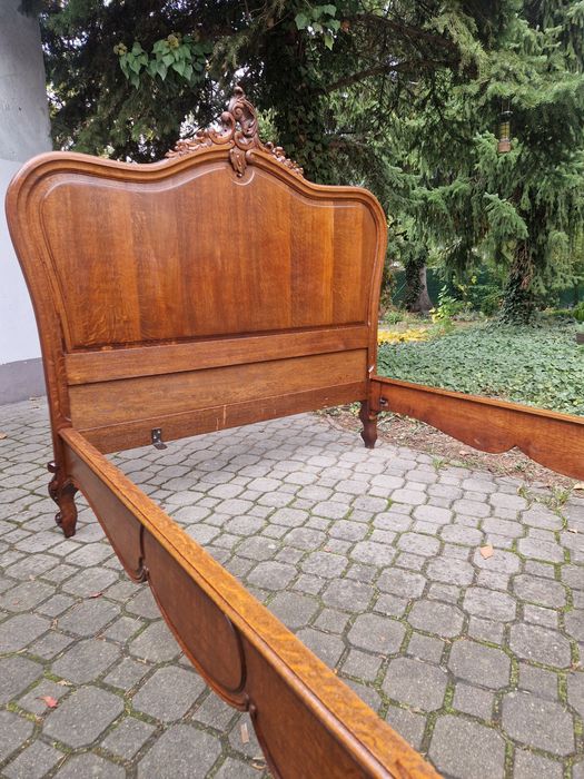 Piękna dębowa rama łóżka