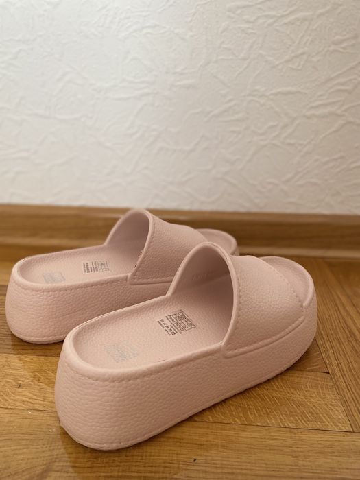 Рожеві тапочки
