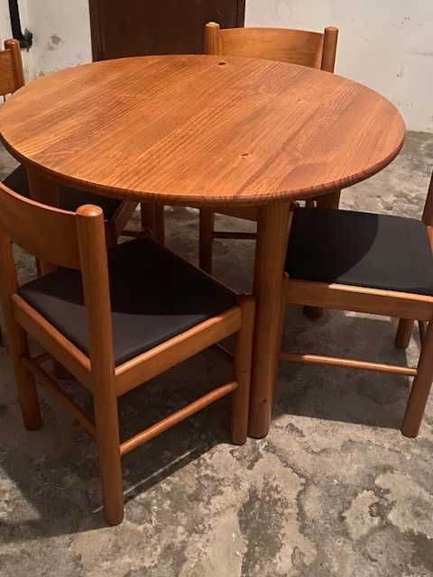 Mesa de Refeições, + 4 cadeiras, Pinho mel maciço, como novas