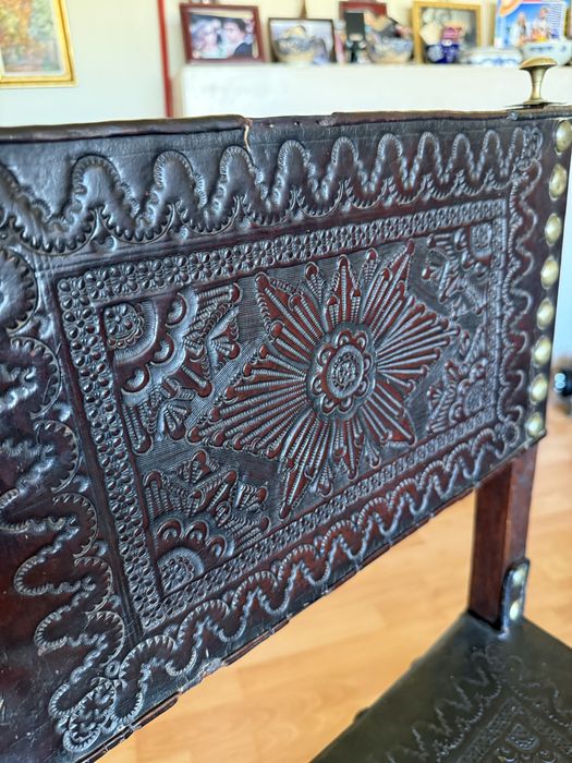 Cadeiras madeira e cabedal