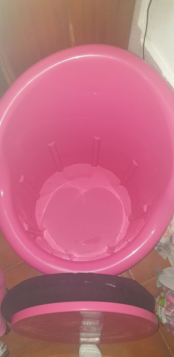 Cadeirão Ikea com arrumação rosa com almofada