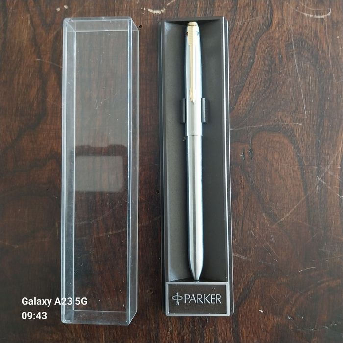 Caneta Esferográfica Parker Jotter Stainless Steel GT (Aço e Ouro) - C/ Caixa Original