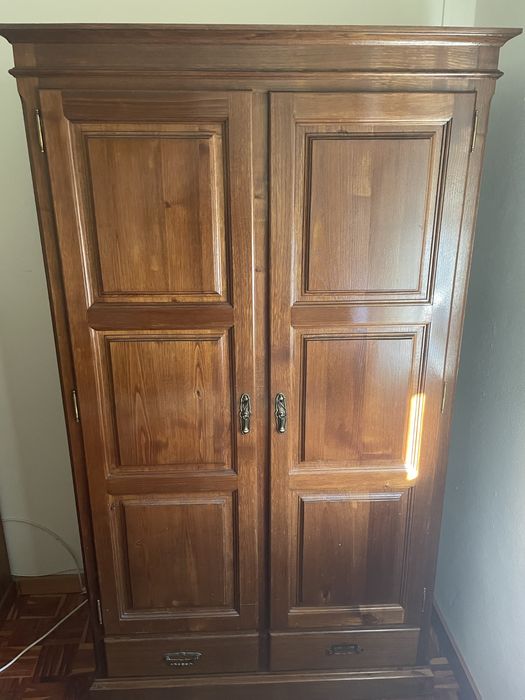 Cama Individual e Roupeiro em Madeira Maciça