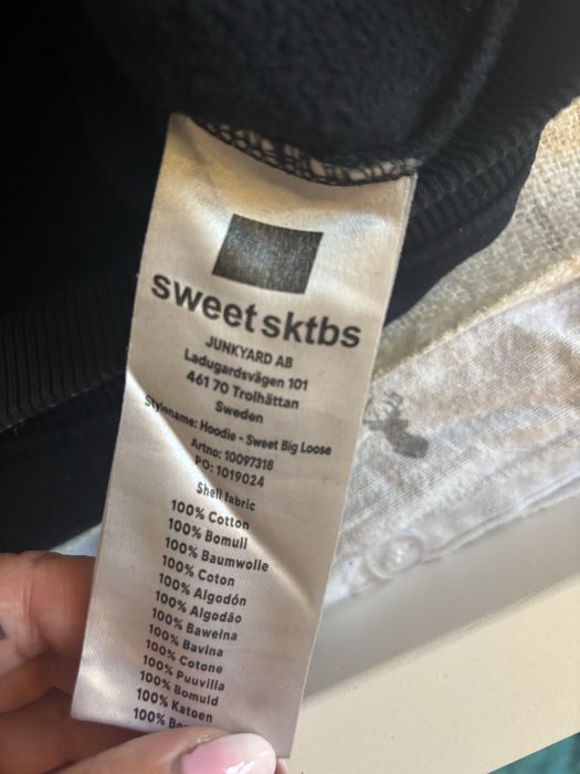 Czarna bluza z kapturem uniwersalna w bdb stanie sweetsktes