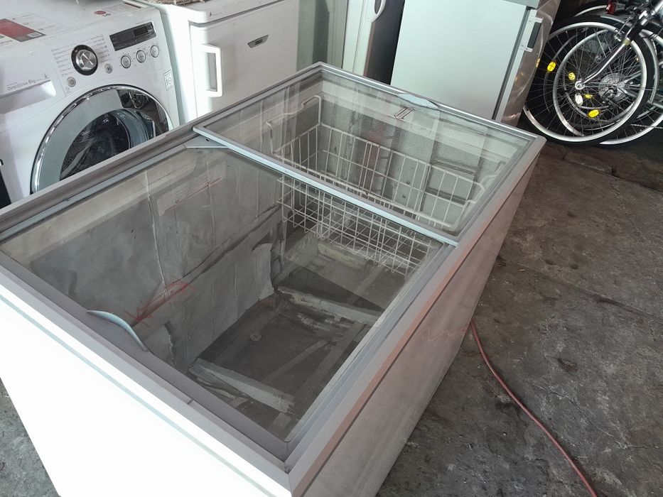 Морозильна вітрина.