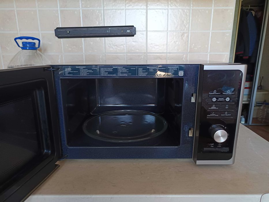 Продам микрохвильову піч Samsung MS23F302TAS