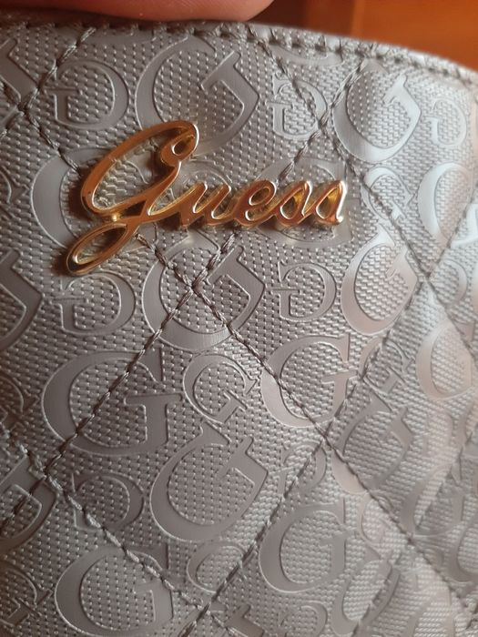 Mala de senhora em cinzento. Guess