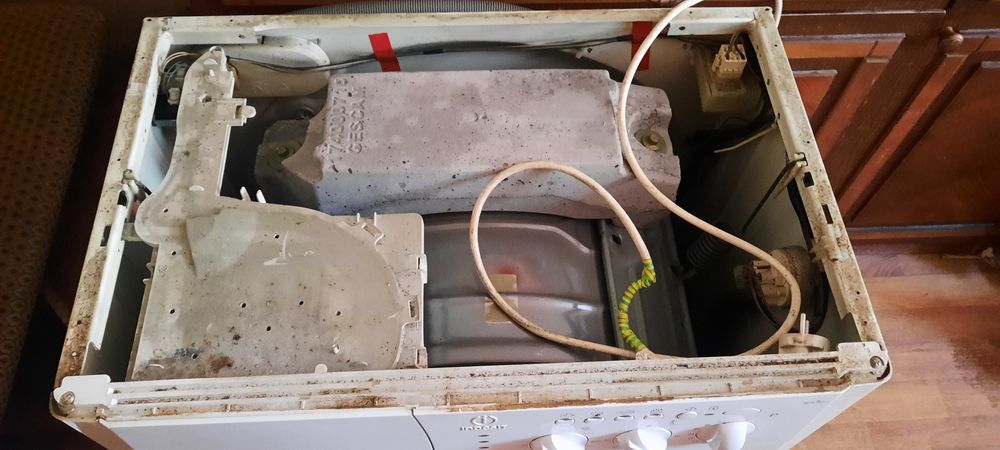 Стиральная машина Indesit ( б/у ) на запчасти
