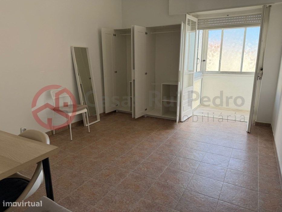 Apartamento T4 remodelado, a 5 minutos do metro do Laranjeiro, Almada