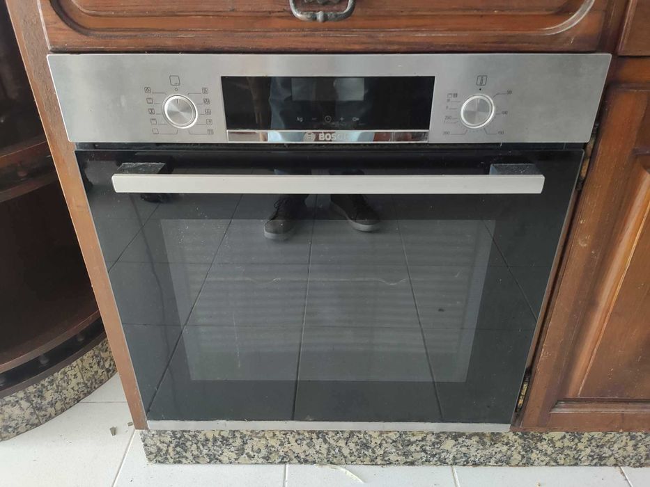 Cozinha com Eletrodomésticos e Mobiliário