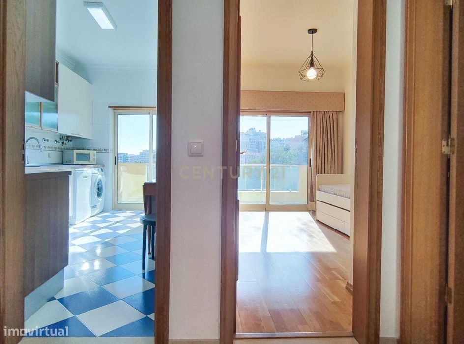 Amplo apartamento de 3 quartos com varandas panorâmicas em Almada, em