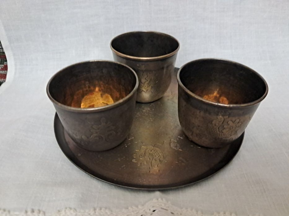 Антикварний комплект  мельхіорові чарки , тарілочка з орнаментом  .