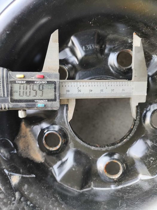 Pneu 205X60X16" com jante perfeito para roda suplente.