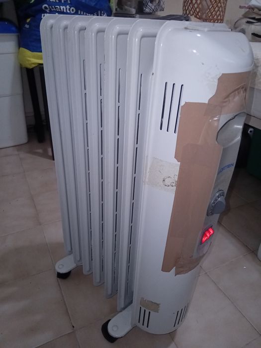 Aquecedor a óleo de 6 elementos e a funcionar muito bem.