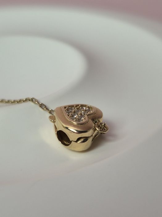 Złoty łańcuszek zabezpieczający typu Pandora serce cyrkonie białe 585